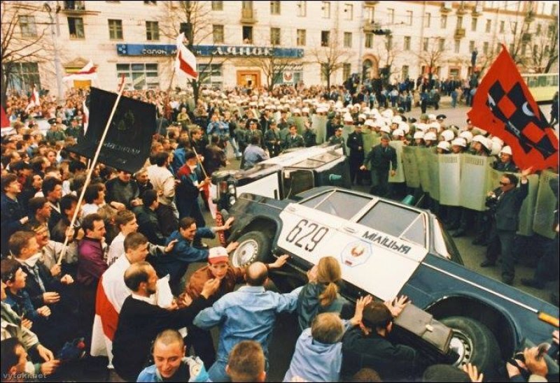 Белорусский национализм - отнюдь не новое понятие. Столкновения митингующих и милиции на минских улицах в 90-е. Фото из открытых источников