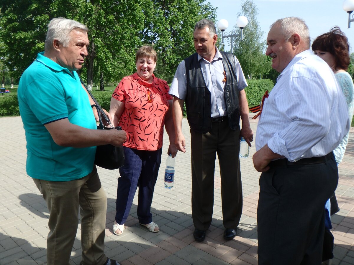"Непенсионер" только один. Фото сделано 9 мая 2018 года в Прохоровке. На сегодняшний день все продолжают работать.
