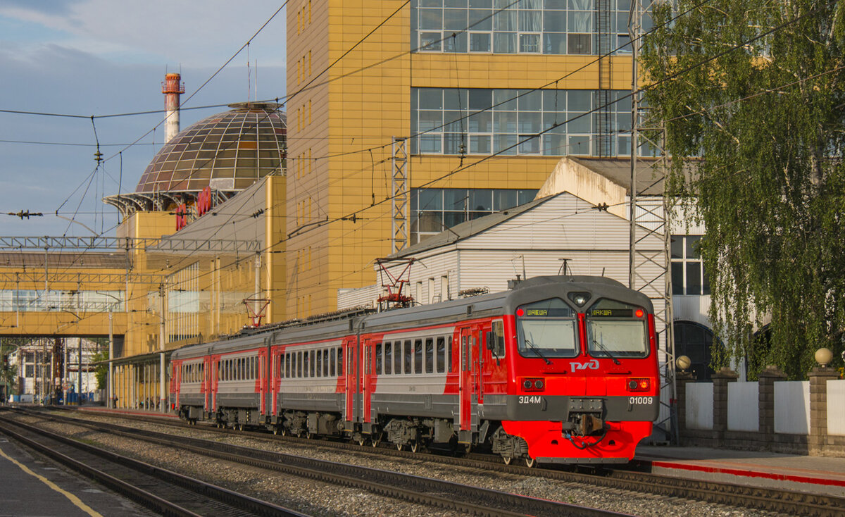 Автор фото: Юлай Хабиров. На фото - электропоезд ЭД4М.