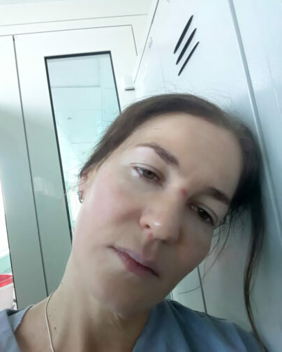 Вот так выглядят московские врачи после двенадцатичасовой смены в специальных костюмах. Без еды и воды. материал размещен здесь: https://echo.msk.ru/blog/pravmir/2622073-echo/