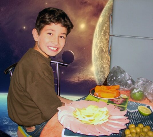 На пижамной вечеринке среди моих подруг братишка не отказывался покушать