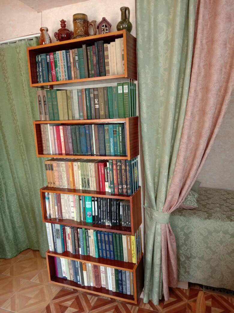 Стеллаж удачно вписался в узкий участок стены