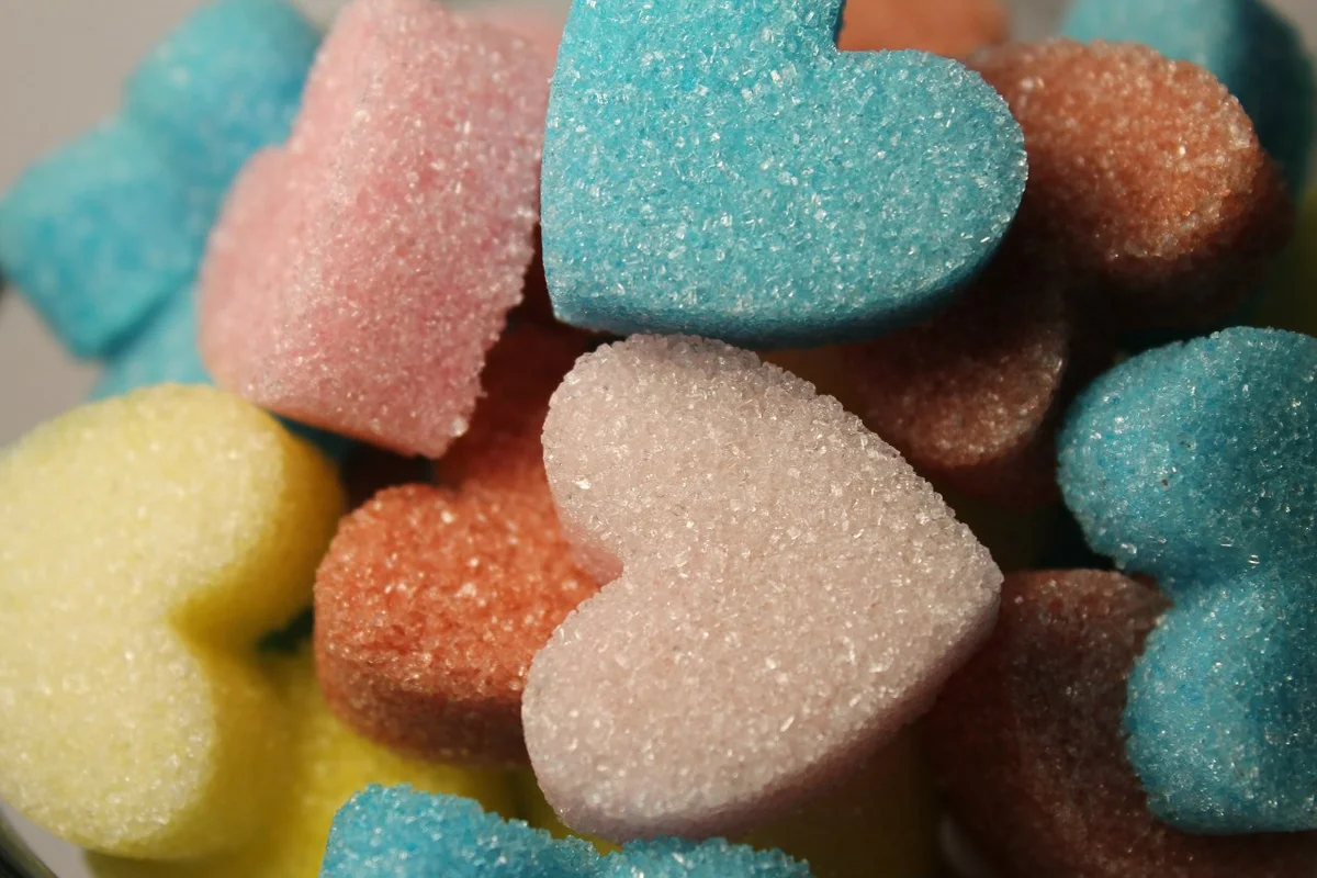 Сахарные добавки. Цветной сахар. Фигурный сахар. Сахарные сердечки. Сахар красивый.