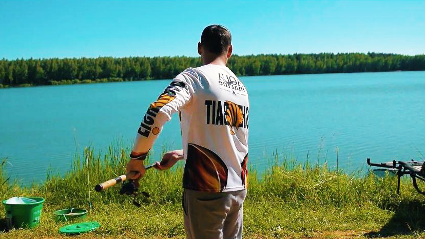 Рыбак в солнцезащитном костюме (фото взято с YouTube канала  https://www.youtube.com/channel/UCZE1AJ8drIlWPrA_GqQQ30A)