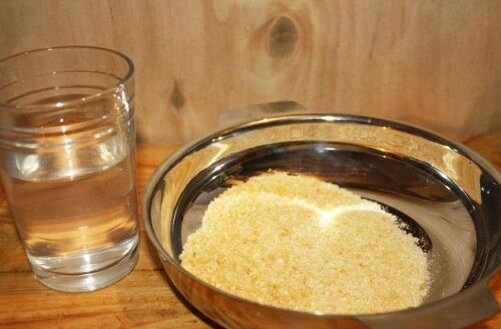     Высыпаем содержимое упаковки желатина в небольшую тарелку. Дальше, аккуратно заливаем его охлажденной до комнатной температры кипяченой водой и оставляем на 30 минут на столе, не накрывая. Даем ему возможность набухнуть. После, по возможности, максимально сливаем оставшуюся воду.    