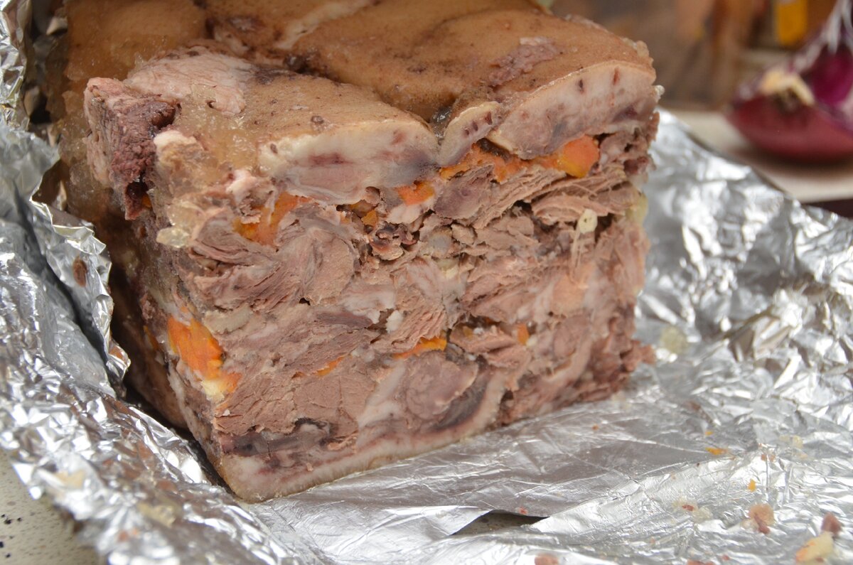 Рецепт прессованного мяса из свиной. Прессованное мясо сальтисон. Из свиной головы сальтисон свиной. Сальтисон из говяжьей головы. Прессованное мясо из свиной головы.
