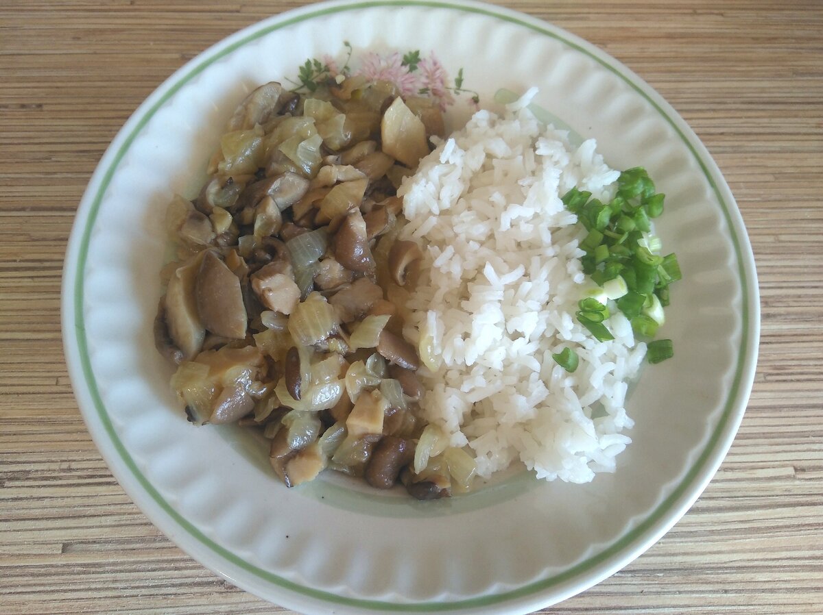 Жареные вешенки с рисом