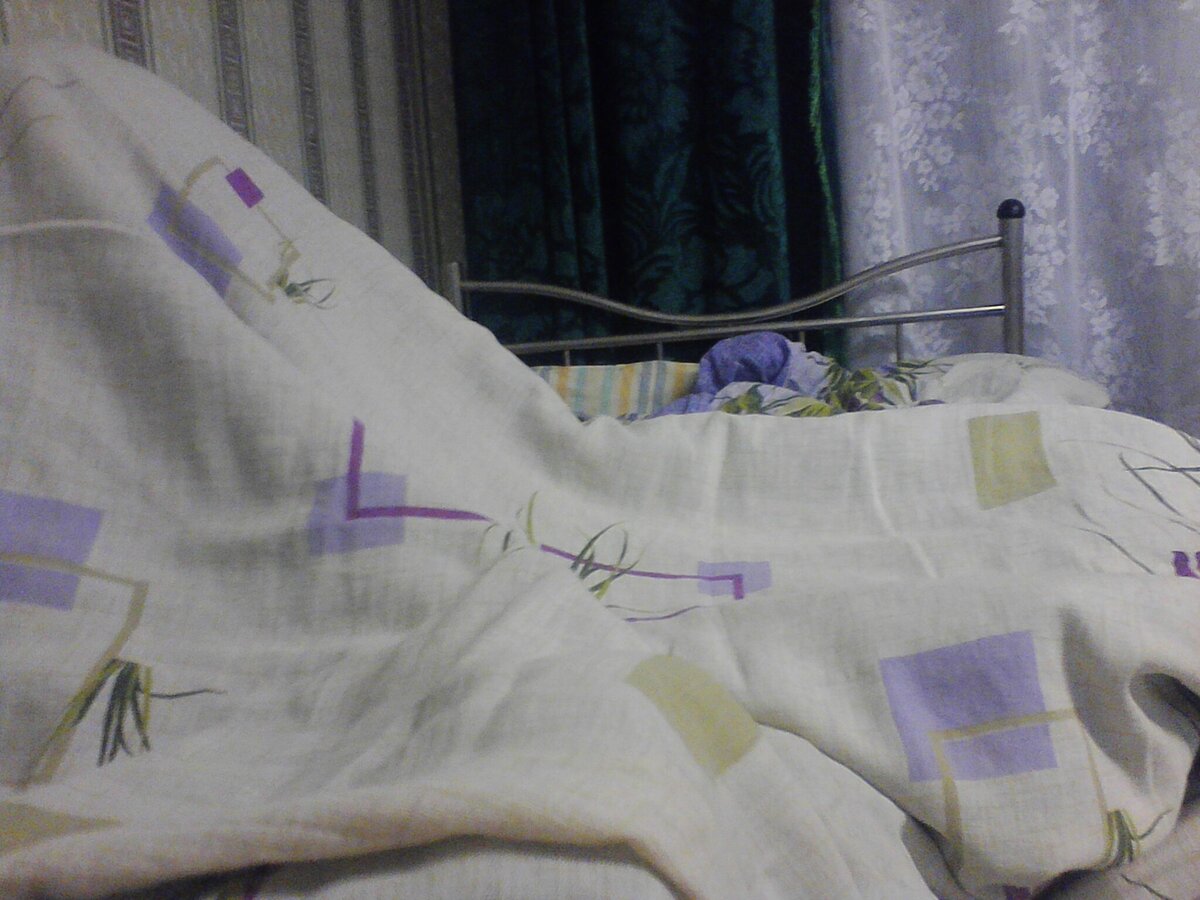 Я лежу на своей кровати в общежитии универа