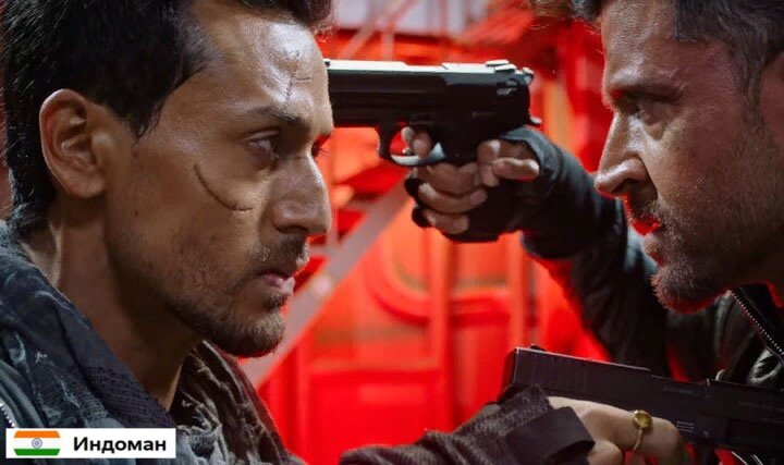 Кадр из фильма. Тайгер Шрофф и Ритик Рошан