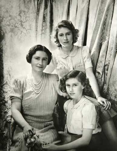 Королева Мать (слева) с дочерьми: Елизаветой (стоит) и Анной. Источник: Яндекс картинки