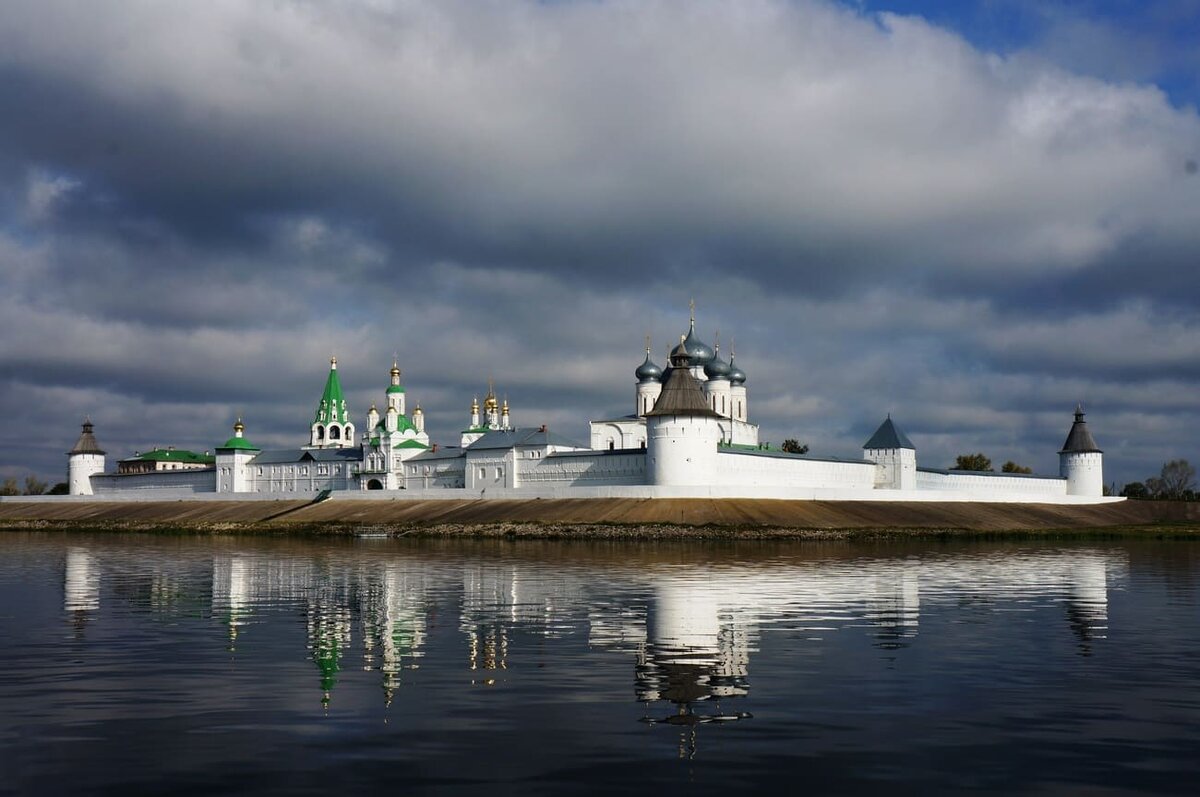 Экскурсии в макарьевский монастырь из нижнего новгорода. Макарьевский монастырь Лысково. Желтоводский Макариев монастырь. Желтоводский Макариев монастырь Нижний Новгород.