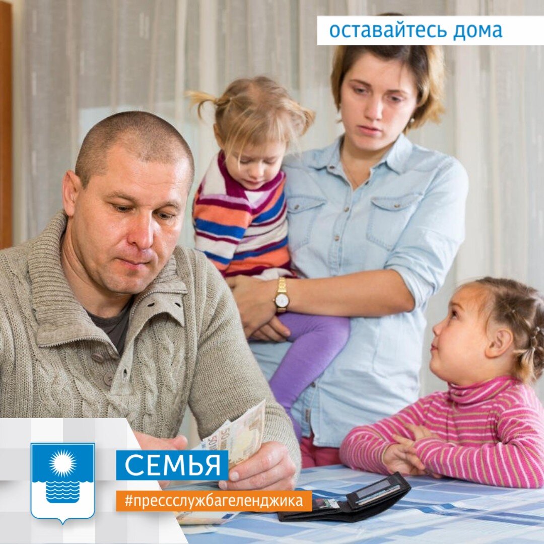 Малоимущая семья в санкт петербурге. Дети из многодетной семьи дарят маме цветы.