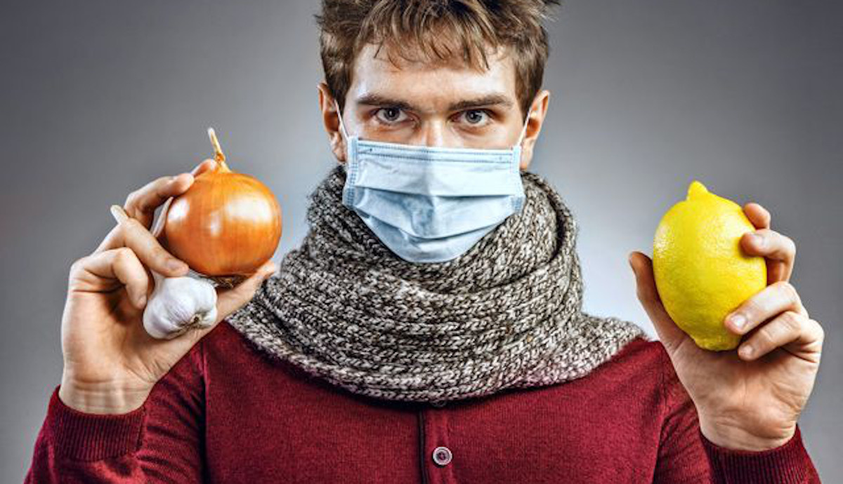 Мужчина в маске с продуктами питания