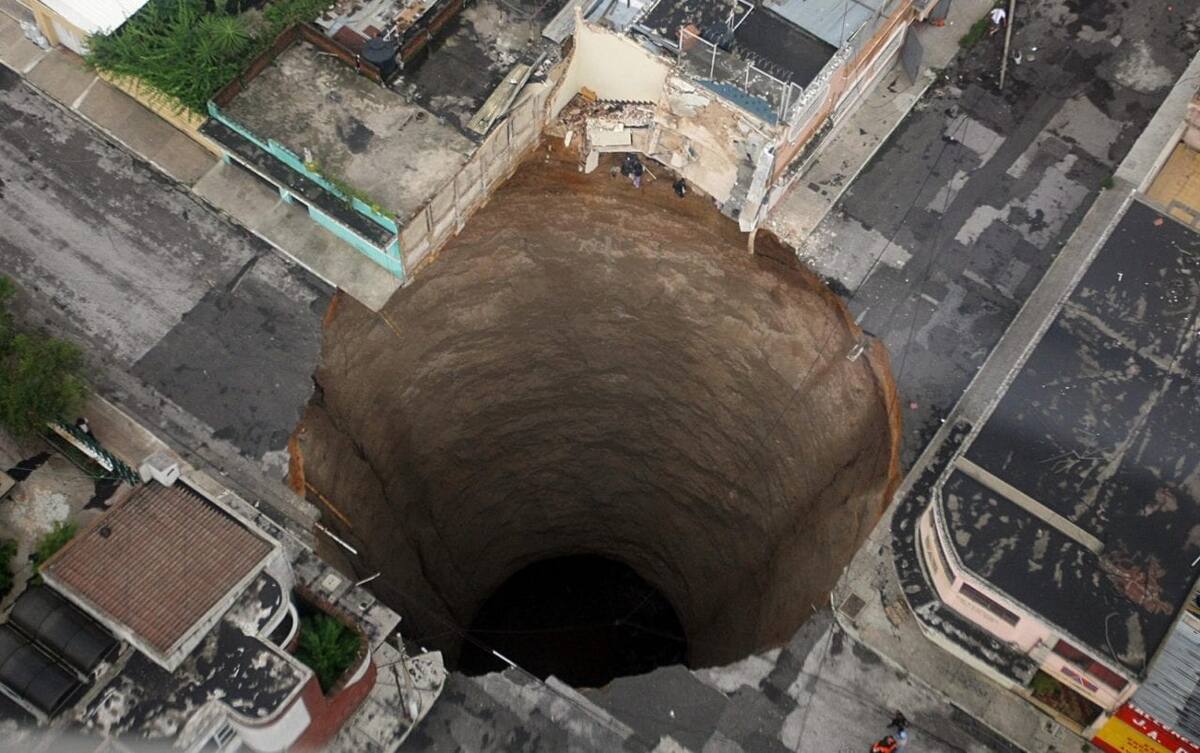 Провал земли в Гватемале. Фото из открытых источников.