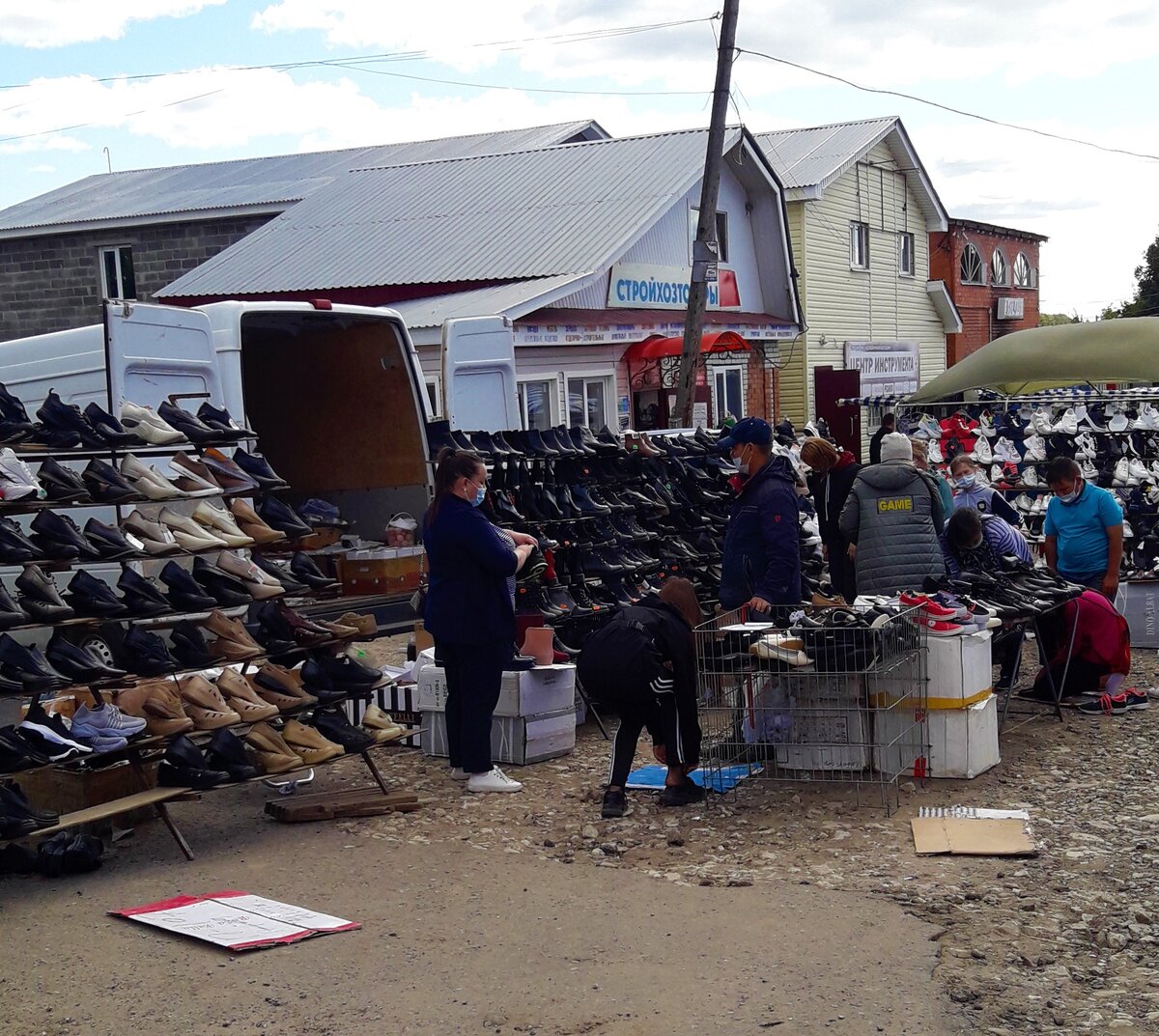 Бабкина майка за 150 рублей и туфли за 800 – как я попала на сельский базар Чувашии, показываю, что покупают местные