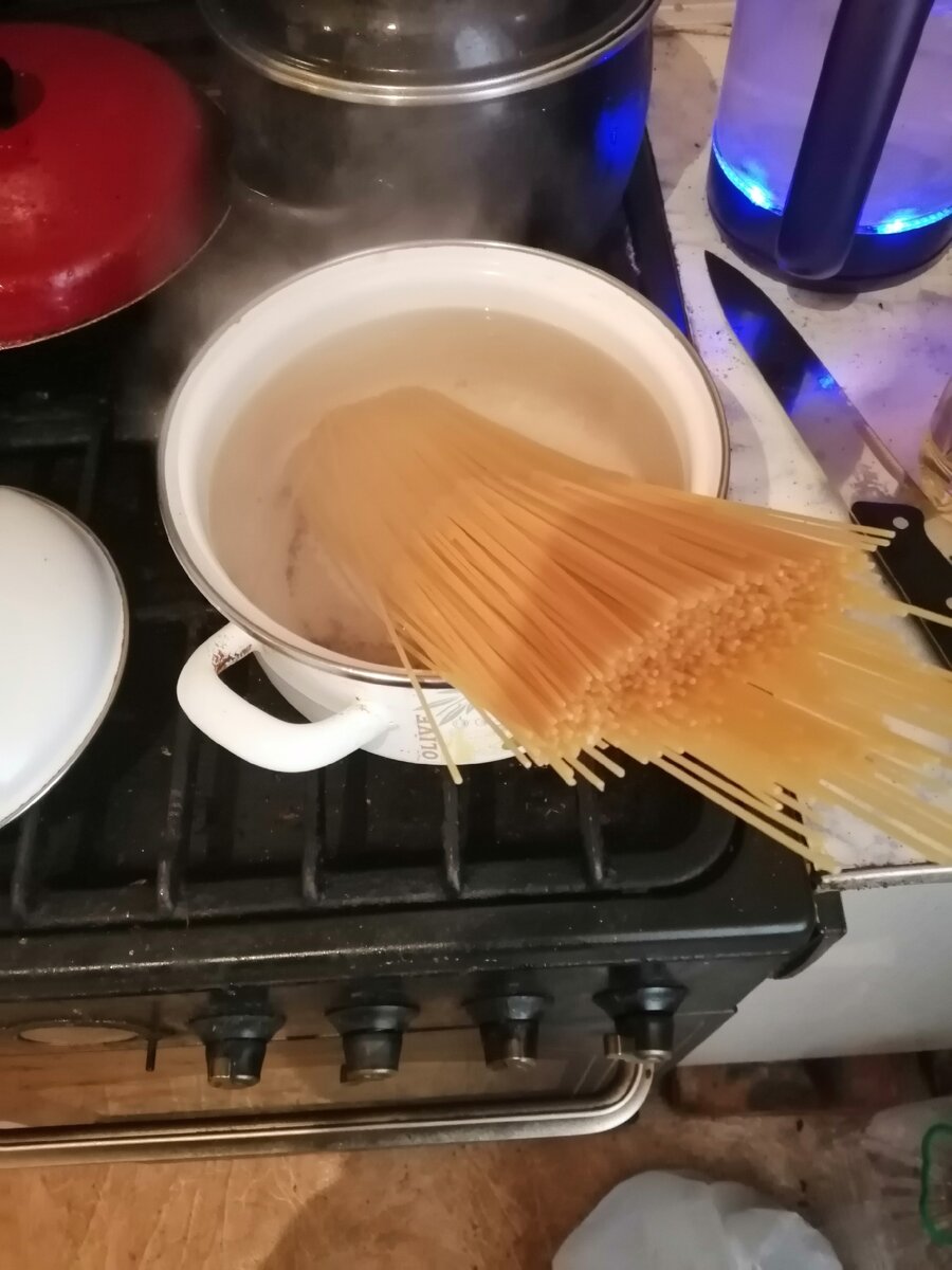 В кипящую воду ложим спагети