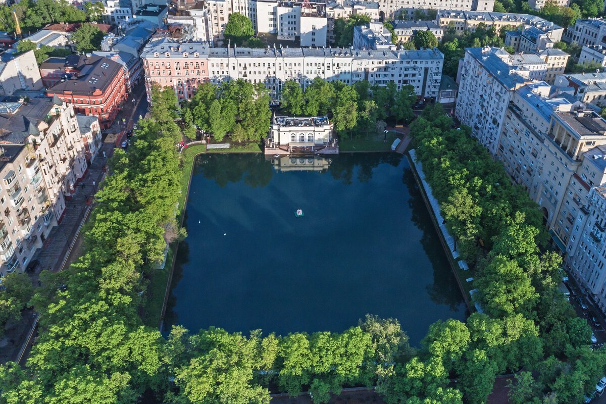 Патриаршие пруды в Москве: жителям района повезло или не очень? |  Путешествия, туризм, наука | Дзен