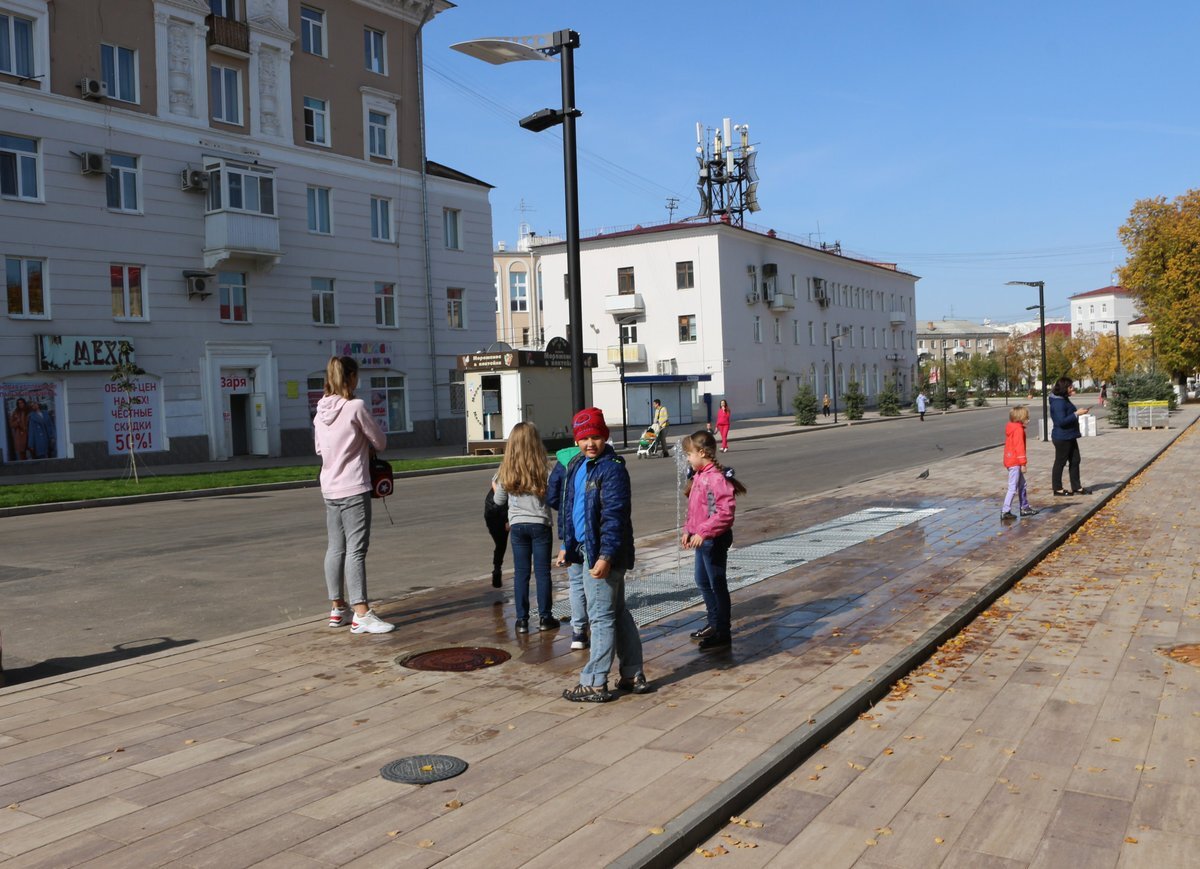 Новости новокуйбышевска. Парк Победы Новокуйбышевск фонтан. Улица Миронова Новокуйбышевск фонтан. Новокуйбышевск осень. Осенний Новокуйбышевск.