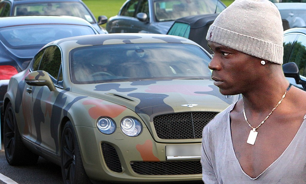 Марио Балотелли со своей машиной 