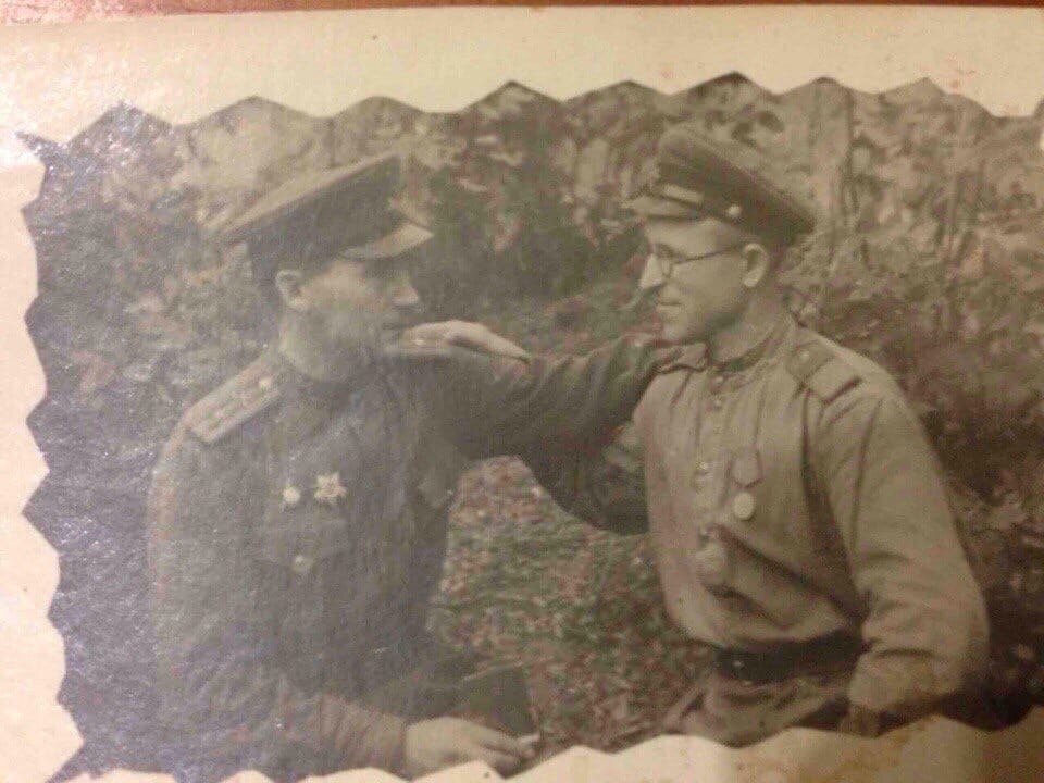 мой дедушка Алексей справа 