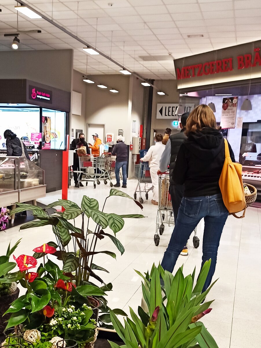 Очередь на сдачу тары в магазине (Германия). 