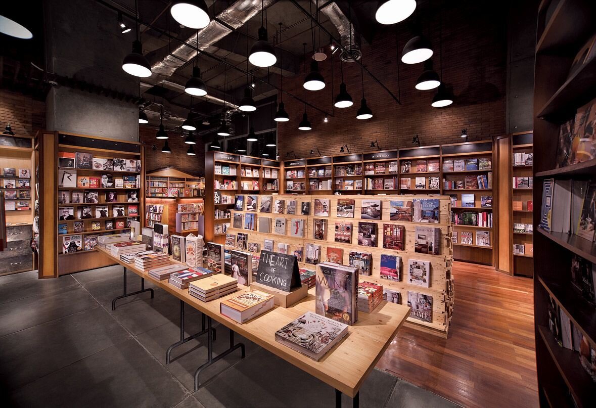 Интерьер Aksara Bookstore