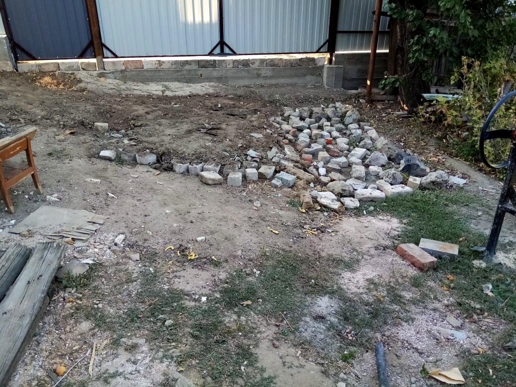 Начало выравнивания участка для заезда.