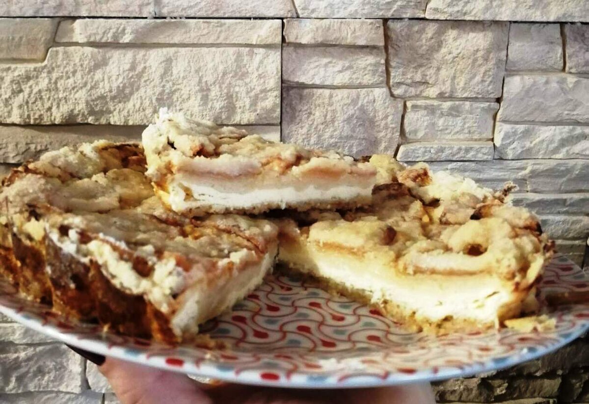 Сочная начинка и хрустящий верхний слой.