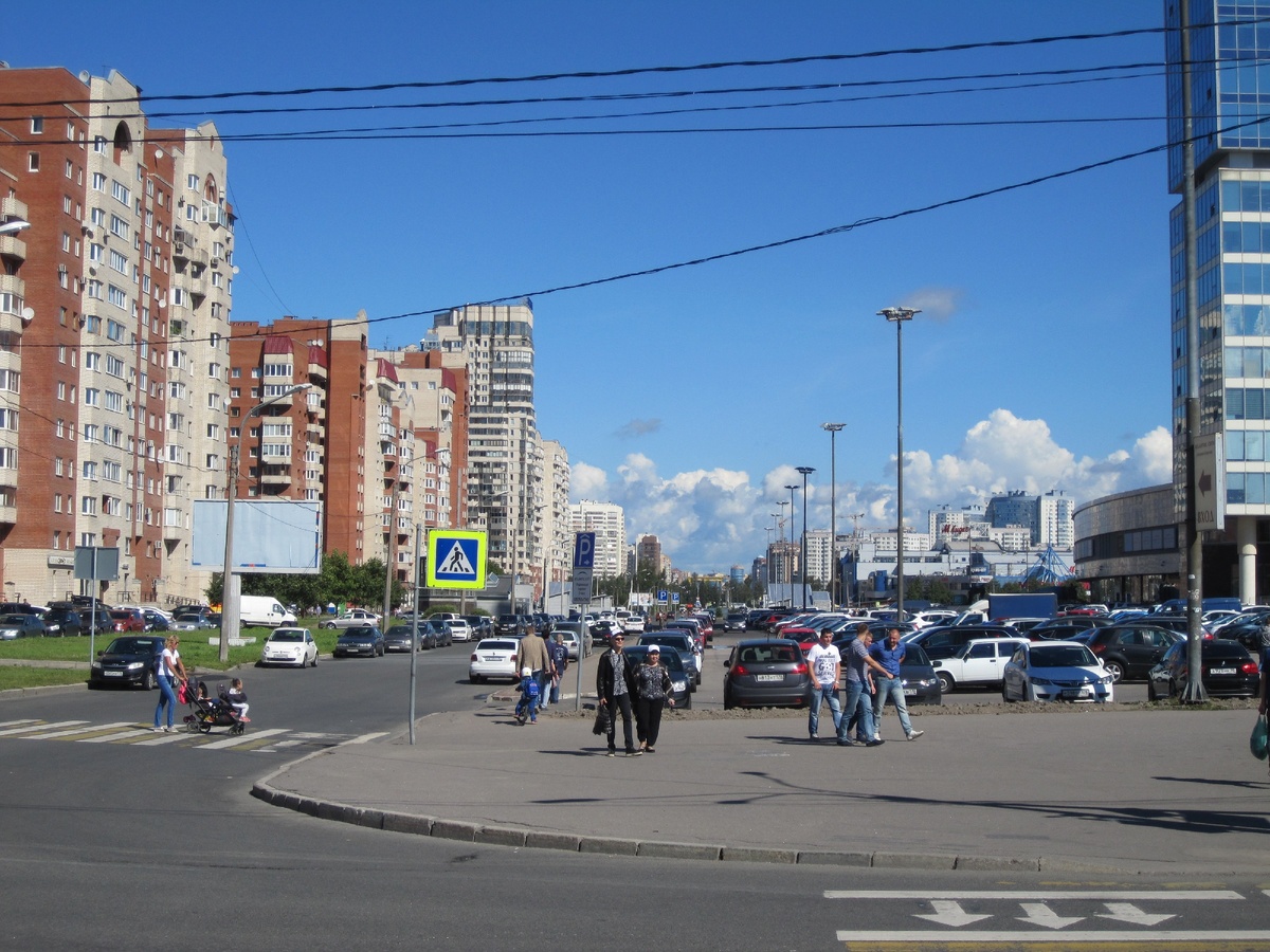 Жилая застройка Санкт-Петербурга. Вдали виднеется выход станции метро "Беговая"