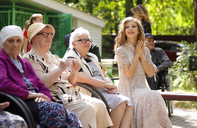 Лиза Арзамасова  несколько раз в месяц навещает пожилых людей