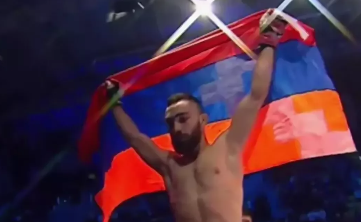 асатрян с флагом Арцаха