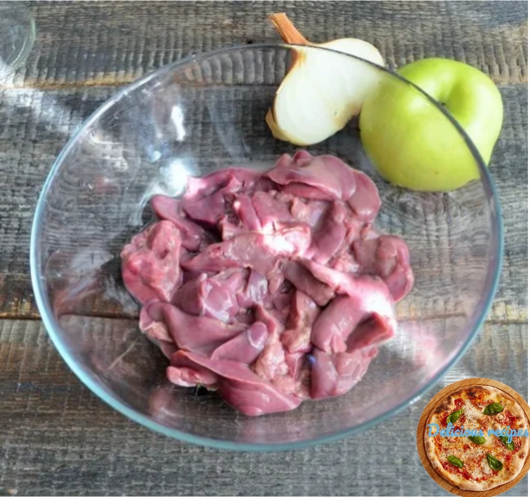 Картофель вымыть, почистить, нарезать дольками, посолить, перемешать, полив растительным маслом. Выложить в огнеупорную форму, отправить в духовку, 180 градусов.Печень вымыть, обсушить, нарезать удобными кусочками. Посолить, поперчить.