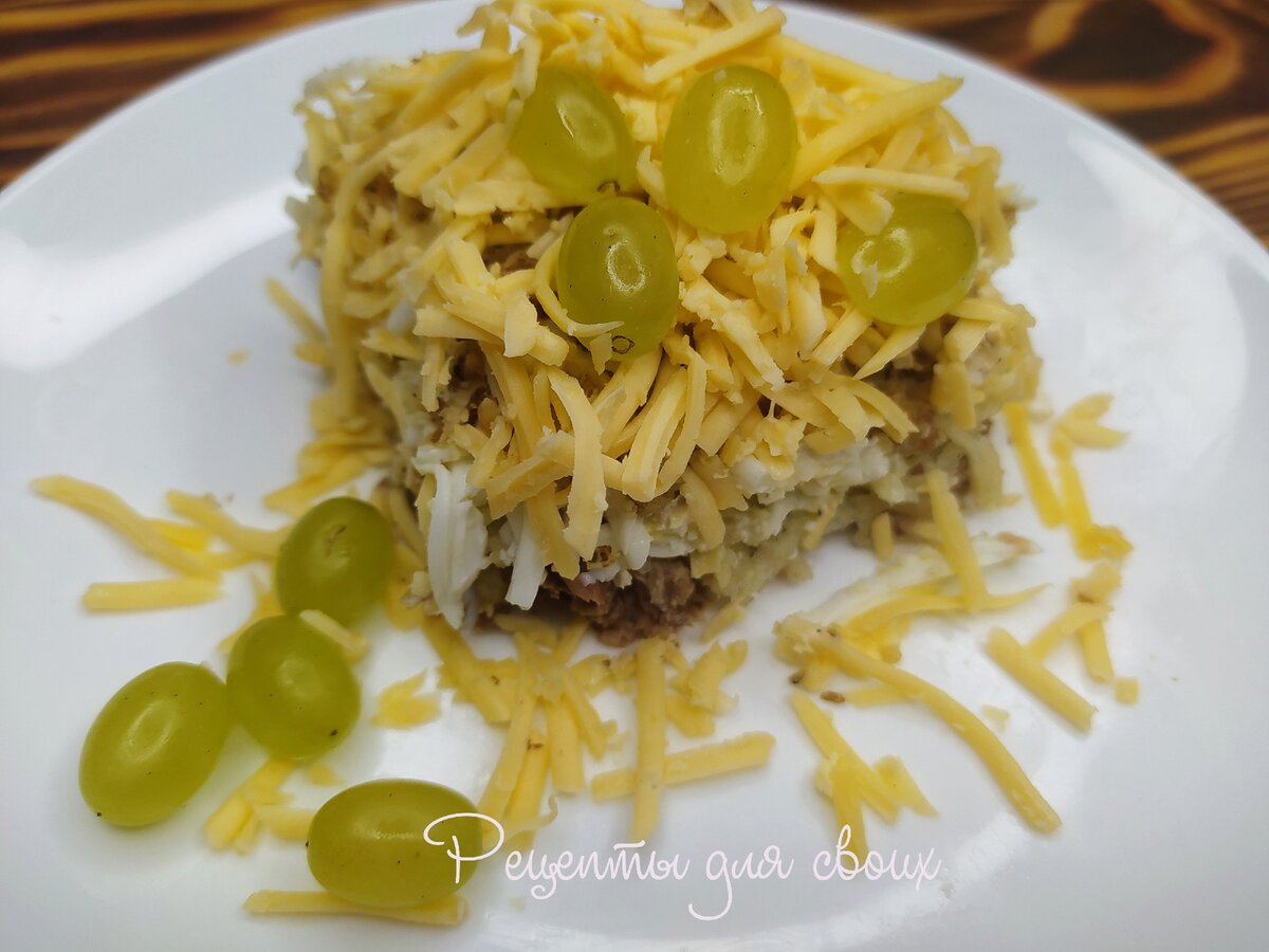 Слоеный салат с консервированным тунцом