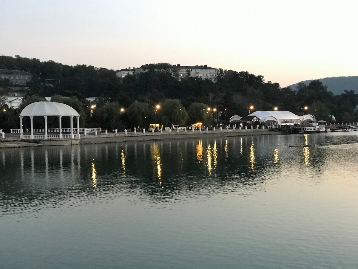 Вечером, а уж тем более - теплым, Абрау-Дюрсо особенно прекрасен