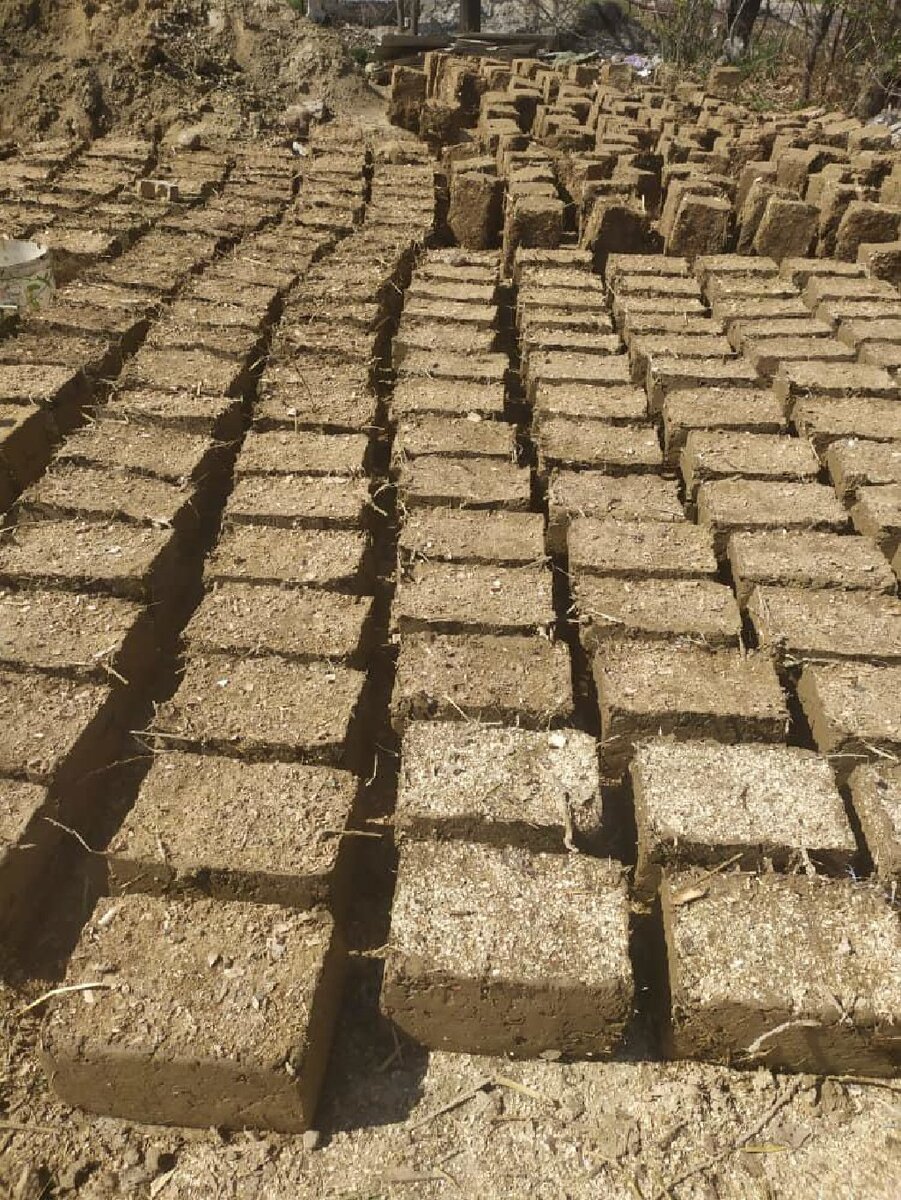 Сушка саманного кирпича (фото lalafo.kg)