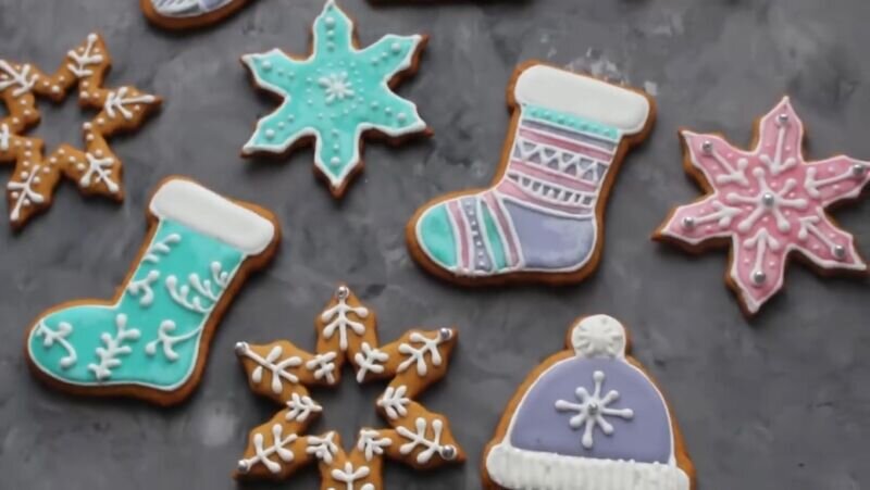 Традиция выпекать имбирные пряники появилась в моей семье только в прошлом году. Сначала мы попробовали сделать для себя небольшую порцию печенья. Как оказалось это полезное лакомство невероятно сладкое и вкусное до безумия. Тогда у нас возникла идея сделать пряники большого размера, разукрасить в разные цвета и подарить друзьям и близким.