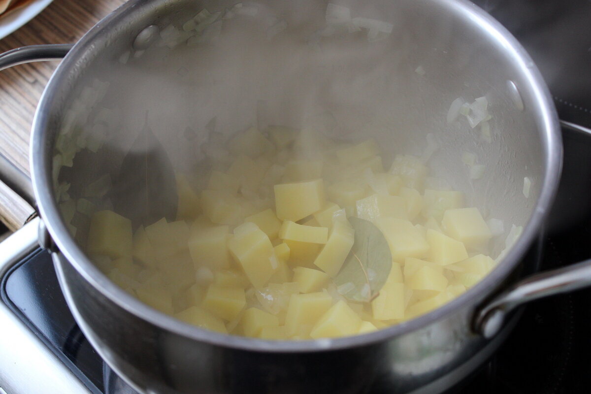 Лук и картофель обжарить в сливочном масле вместе с лавровым листом и душистым горошком.