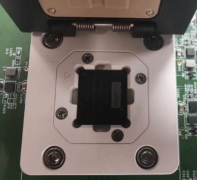 Микросхему располагают на печатной плате, согласно маркировке первого контакта. Затем микросхему нагревают с помощью паяльной станции или инфракрасного источника так, что шарики начинают плавиться.