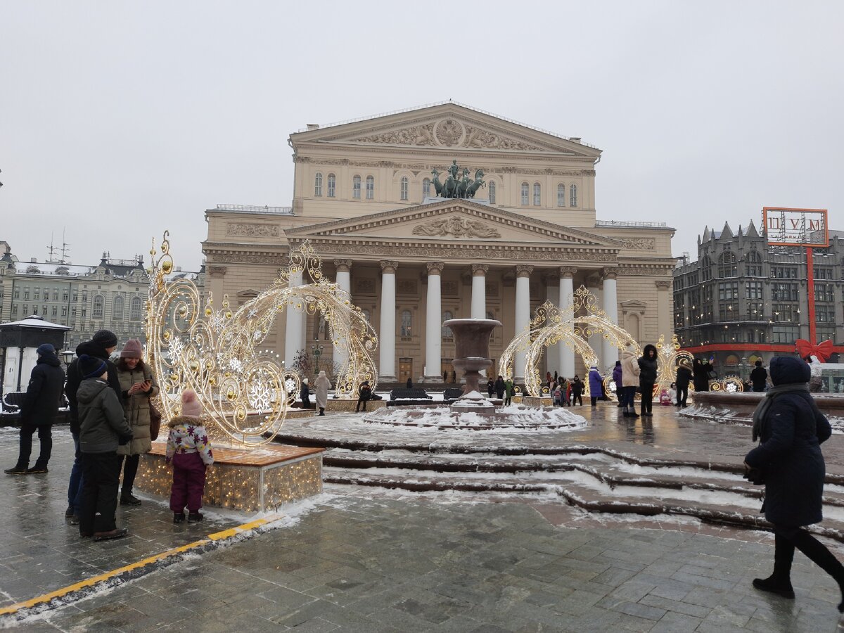 Большой театр.  Немного завалился горизонт на фото :((