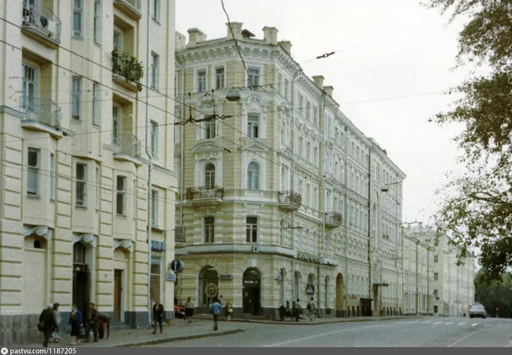 Улица Остоженка, 7, 1988 г. Студия "Диафильм" Госкино СССР, 1988. Автор: С. Романюк, Съемка А. Царева.