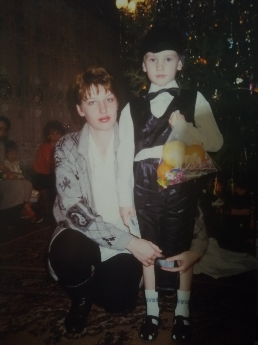 В костюме пингвина.) 