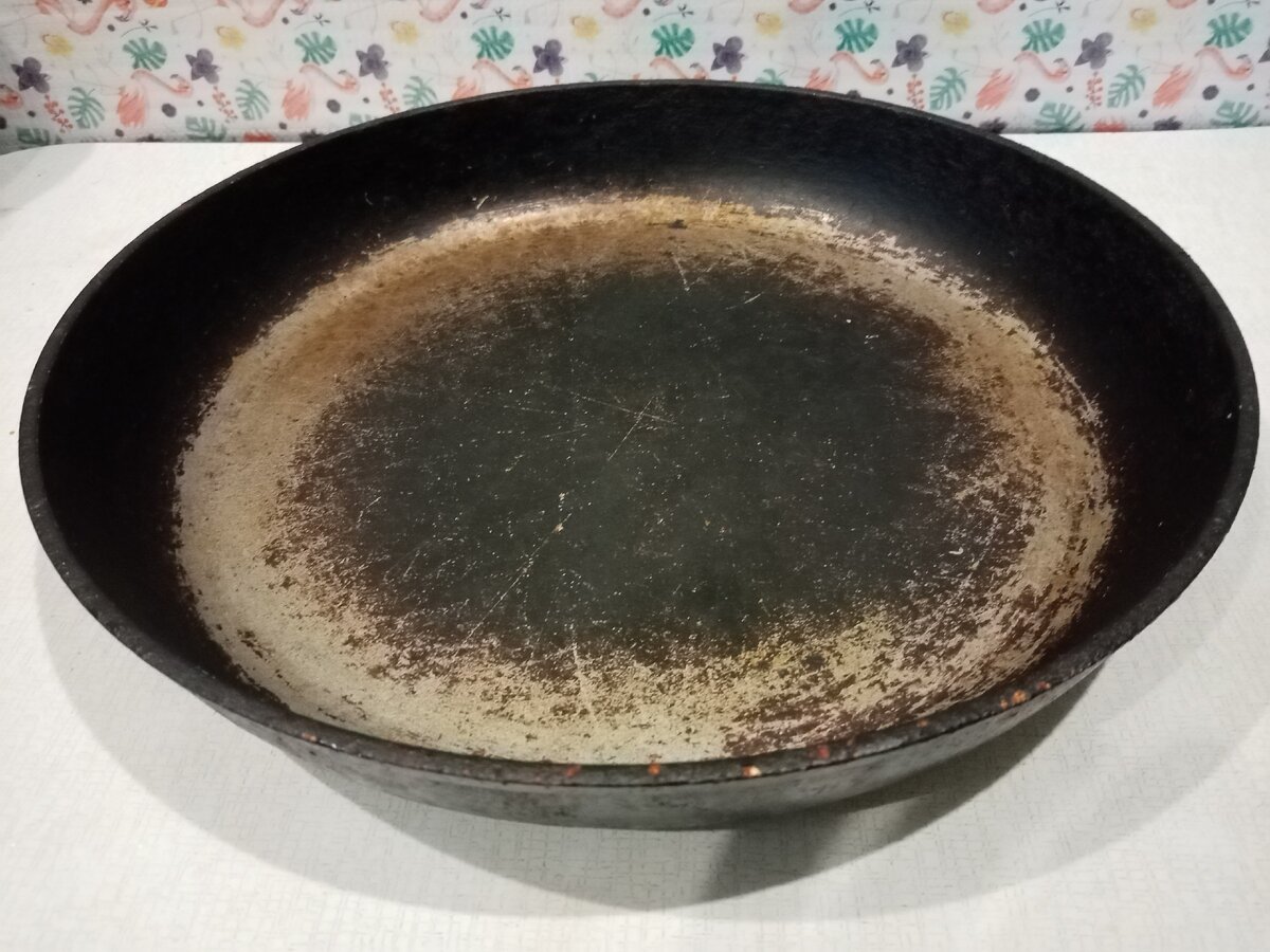 Берём сковороду и ставим хорошенько накалить на плите, или костре