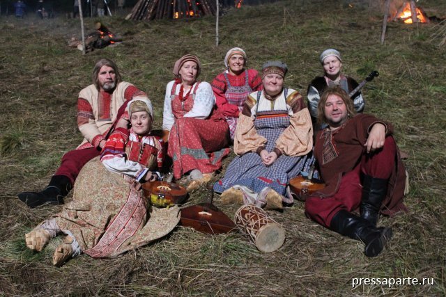 Холоп 1 января. Холоп массовка. Фильм холоп Пушкинские горы. Массовка фильма холоп. Ансамбль Сказ Псков холоп.