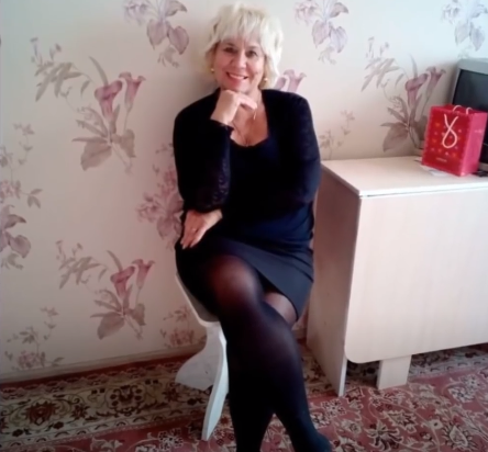 Женщина в тёмной одежде