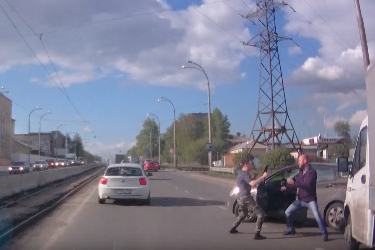 В интернете появилась видеозапись драки двух автомобилистов в центре  Екатеринбурга | НОВОСТИ ДЛЯ ПЕРЕВОЗЧИКОВ | Дзен