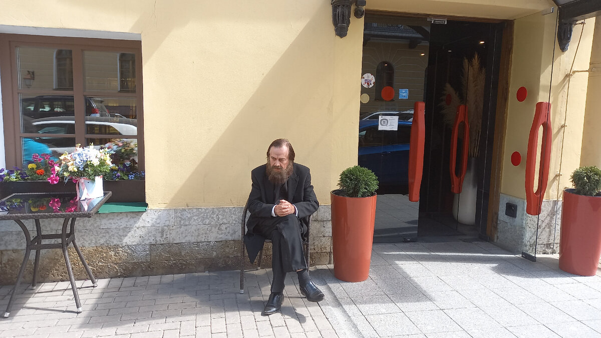 Ф.М.Достоевский у своего дома-музея ( СПБ, Малая Морская улица дом 23), в роли писателя актёр Андрей Булгаков. 