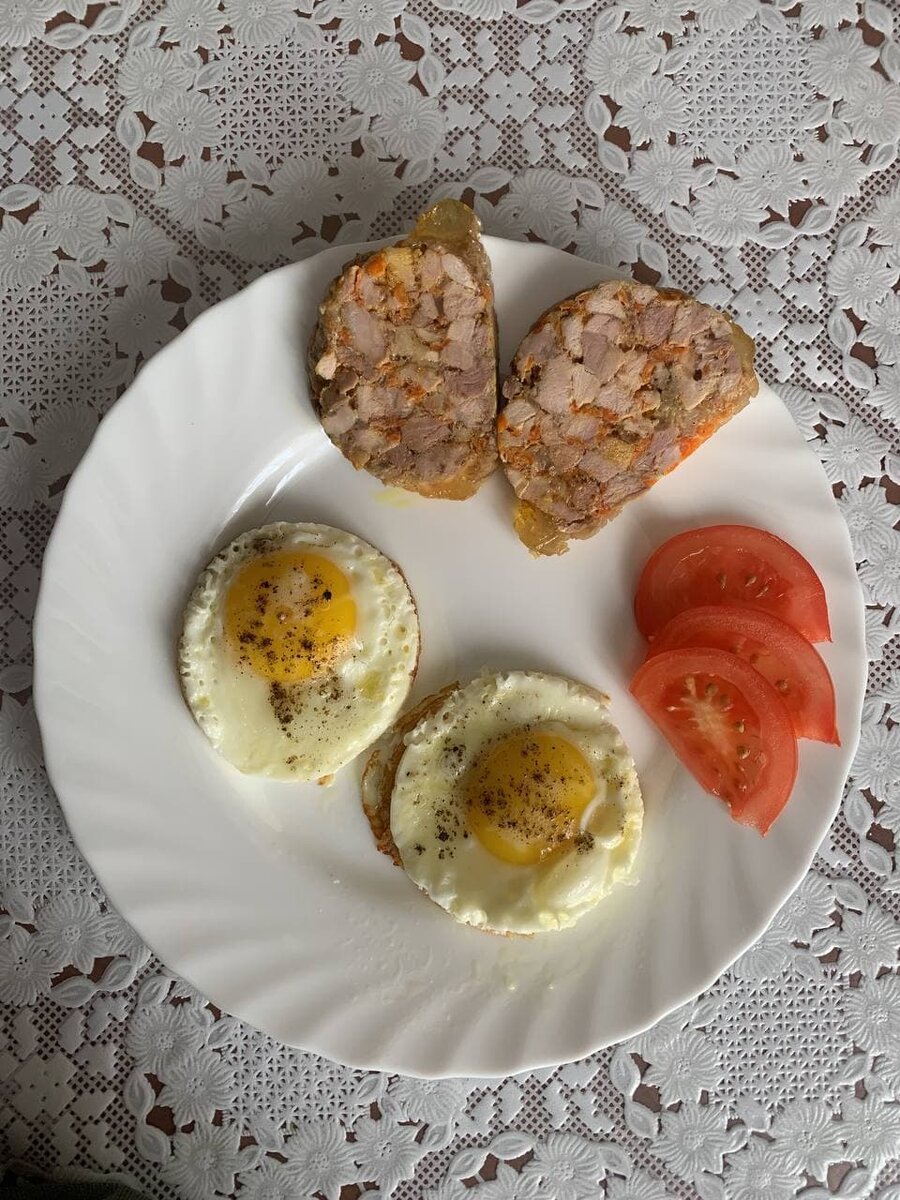 Можно есть с гарниром, на тосте или хлебце с чаем.