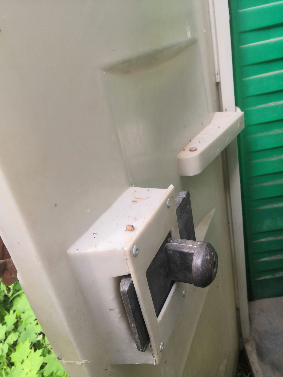 Задвижка -Занято в пластиковом дачном туалете