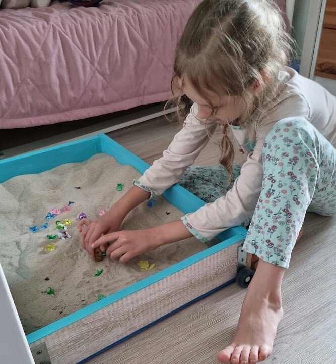 Песок и камешки.