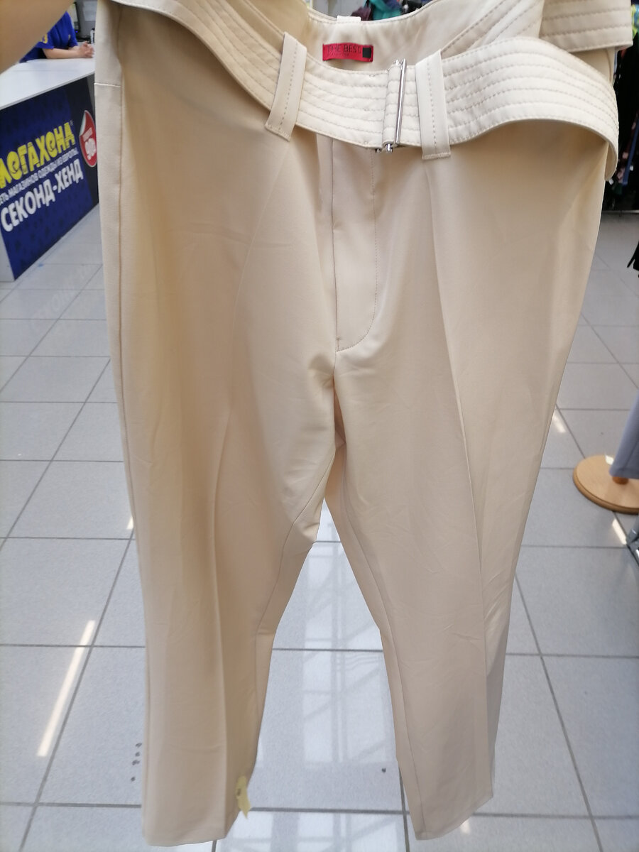 Брюки бежевого нейтрально го цвета. Я полагаю их очень легко комбинировать с блузками, с жакетом, с пиджаком и рубашкой, в общем брюки универсальны и актуальны. Цена со скидкой - 250 рублей. А вот состав ткани не скажу, потому как не нашла бирку. 